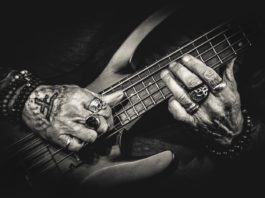 Guitar playing hands of Marco Mendoza - concert photo by Joana Marcal Carrico